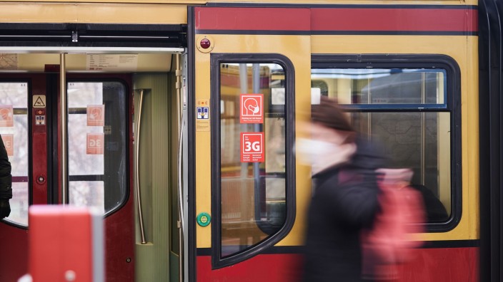 Verkehr - Berlin: Eine Frau geht an einer S-Bahn vorbei. Foto: Annette Riedl/dpa/Symbolbild