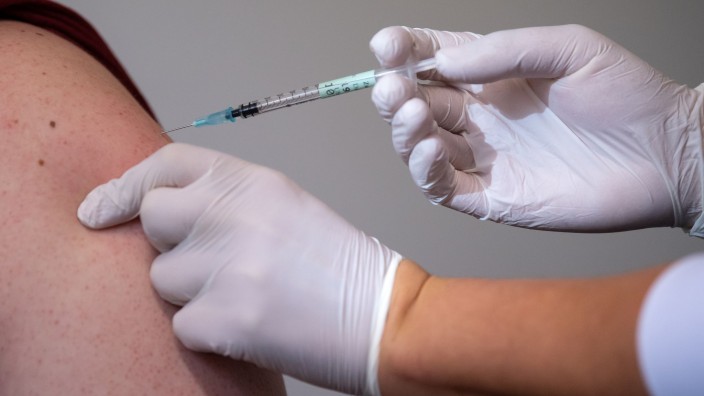 Gesundheit - Schwerin: Eine Mitarbeiterin eines Impfzentrums impft einen Mann gegen Corona. Foto: Sven Hoppe/dpa/Symbolbild