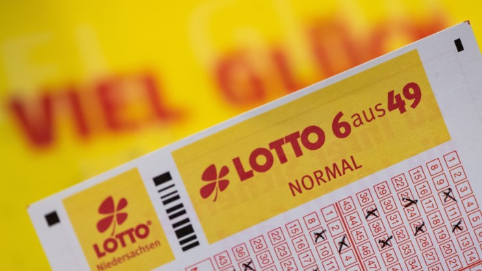 Glücksspiele - München: Ein Lottoschein mit der Aufschrift "Lotto 6 aus 49". Foto: Swen Pförtner/dpa/Symbolbild