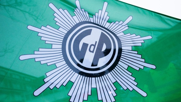 Polizei - Berlin: Eine Flagge mit dem Logo der Gewerkschaft der Polizei (GdP). Foto: Christophe Gateau/dpa/Symbolbild