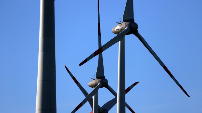 Energie - München: Windräder drehen sich vor blauem Himmel. Foto: Karl-Josef Hildenbrand/dpa/Archivbild