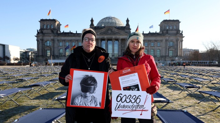 Gesundheit - Berlin: Ricarda Piepenhagen (l) und Elena Lierck demonstrieren vor dem Reichstagsgebäude. Foto: Joerg Carstensen/dpa