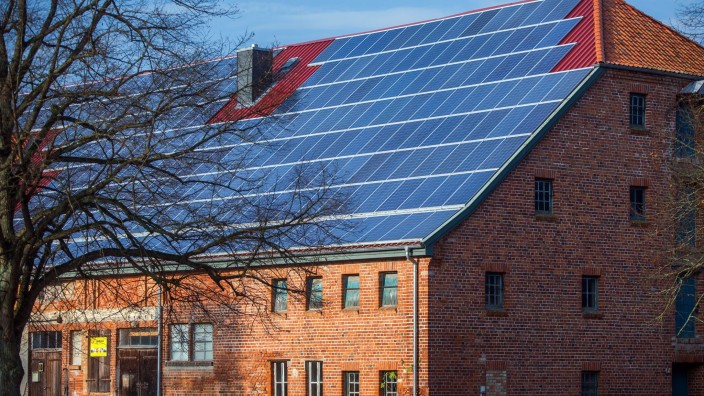 Bau - Erfurt: Solarpaneele auf dem Dach eines Bauernhauses. Foto: Jens Büttner/dpa/Symbolbild