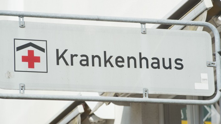 Krankenhäuser - München: Ein Schild mit dem Schriftzug “Krankenhaus“ weist die Richtung. Foto: Stefan Sauer/dpa/Symbolbild