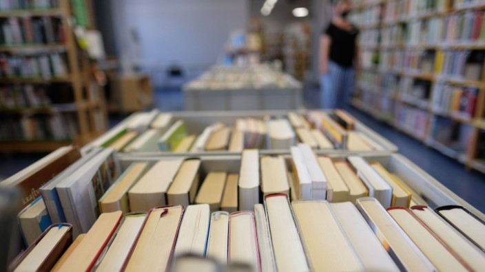 Bibliotheken - Halle (Saale): Bücher stehen in einer Stadtbibliothek in Boxen auf einem Tisch. Foto: Sebastian Willnow/dpa-Zentralbild/dpa/Symbolbild