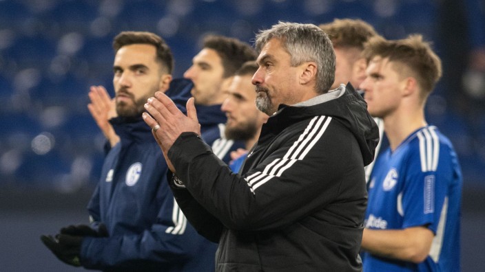 Fußball - Gelsenkirchen: Schalkes Trainer Thomas Reis mit seinen Spielern nach dem Spiel. Foto: Bernd Thissen/dpa