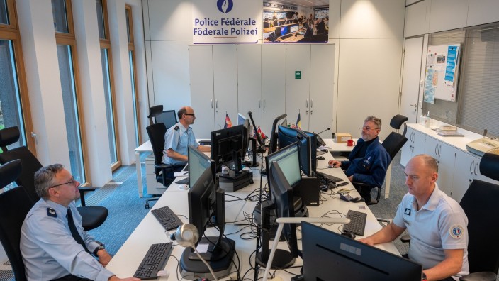 Kriminalität - Luxemburg: Im Gemeinsamen Zentrum für Polizei- und Zollzusammenarbeit sitzen Polizisten aus vier Ländern an einem Tisch. Foto: Harald Tittel/dpa/Archivbild