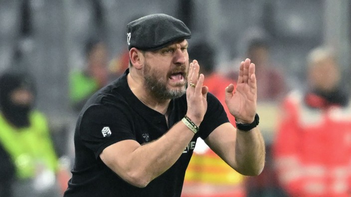 Fußball - München: Kölns Trainer Steffen Baumgart gestikuliert an der Seitenlinie. Foto: Sven Hoppe/dpa