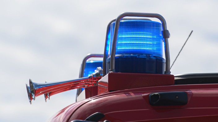 Brände - Bremen: Blaulichter leuchten auf dem Dach eines Einsatzfahrzeugs der Feuerwehr. Foto: Robert Michael/dpa-Zentralbild/ZB/Symbolbild