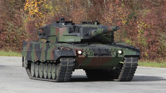 Krieg - Dresden: Handout des Rüstungskonzerns Krauss-Maffei Wegmann zeigt einen Kampfpanzer Leopard 2A4. Foto: -/Krauss-Maffei Wegmann/dpa/Archivbild