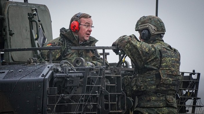 Verteidigung - : Boris Pistorius (SPD), Bundesminister der Verteidigung, unterhält sich mit Soldaten bei seinem Antrittsbesuch bei der Bundeswehr auf dem Truppenübungsplatz Altengrabow in einem Puma-Schützenpanzer. Foto: Kay Nietfeld/dpa
