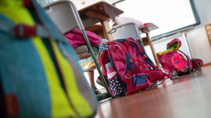 Soziales - München: Schulranzen stehen in einem Klassenraum auf dem Boden. Foto: Sebastian Gollnow/dpa/Symbolbild