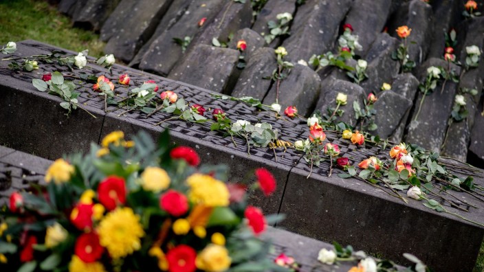 Geschichte - Pirna: Zahlreiche Rosen liegen auf einer Gedenkstätte. Foto: Hauke-Christian Dittrich/dpa/Archivbild