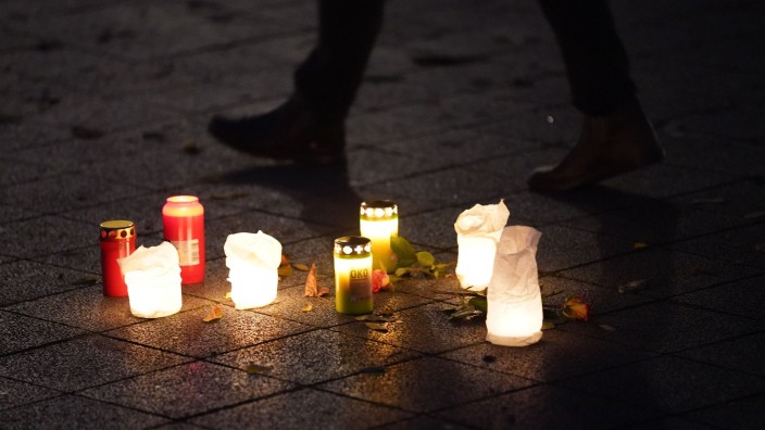 Geschichte - Erfurt: Kerzen stehen auf einem Platz. Foto: Marcus Brandt/dpa/Archivbild