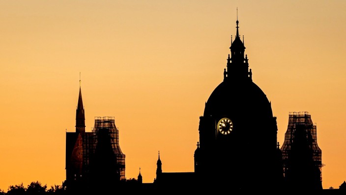 Kommunen - Hannover: Die Silhouette der Kuppel vom Neuen Rathaus und dem Turm der Marktkirche vor dem Abendhimmel. Foto: Moritz Frankenberg/dpa/Archivbild