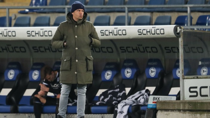 Fußball - Bielefeld: An der Bank wird man Arminias Sportchef Samir Arabi während der Spiele wohl nicht mehr sehen. Foto: Friso Gentsch/dpa/Archivbild