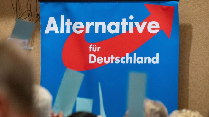 Justiz - München: Auf einem AfD-Parteitag hängt ein Plakat mit dem Schriftzug "Alternative für Deutschland". Foto: Stefan Sauer/dpa/Archivbild