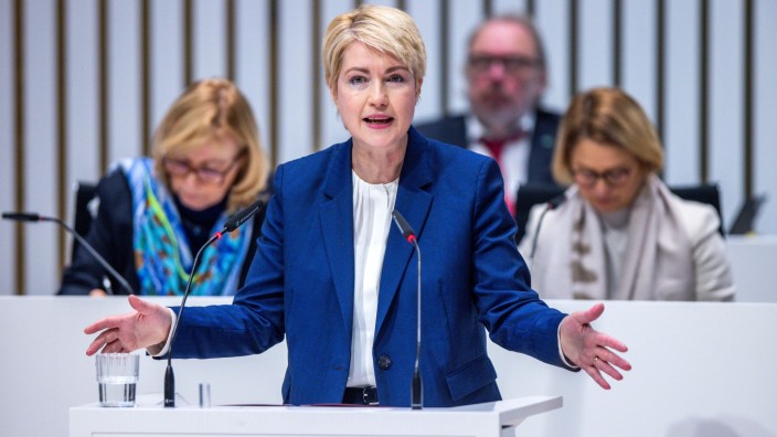 Regierung - Schwerin: Ministerpräsidentin von Mecklenburg-Vorpommern Manuela Schwesig spricht im Landtag von Mecklenburg-Vorpommern. Foto: Jens Büttner/dpa/Archivbild
