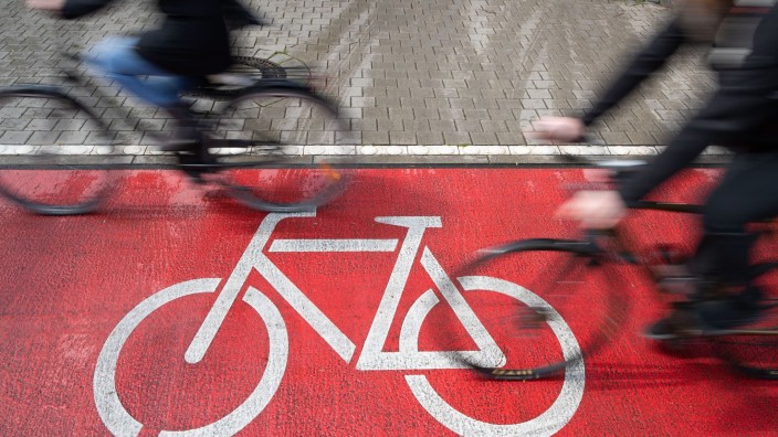Verkehr - München: Radfahrer fahren auf einem Radweg. Foto: Friso Gentsch/dpa/Symbolbild
