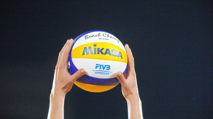 Volleyball - Schwerin: Eine Spielerin hält einen Volleyball mit beiden Händen vor der Aufgabe nach oben. Foto: Soeren Stache/dpa/Symbolbild