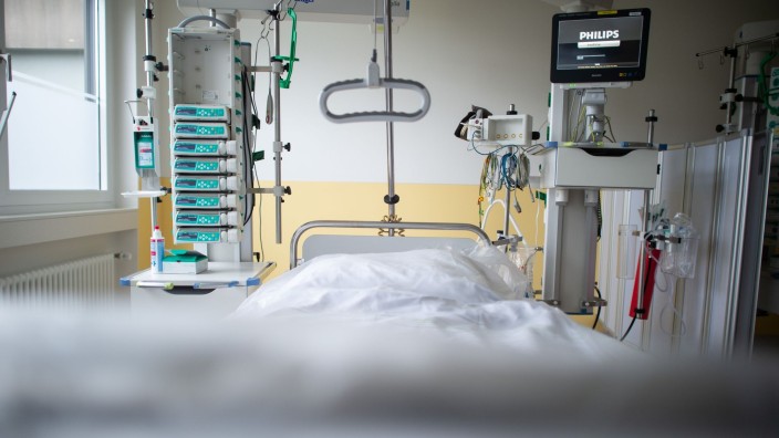 Gesundheit - Hannover: Ein leeres Bett steht in der Intensivstation einer Klinik. Foto: Jonas Güttler/dpa/Symbolbild