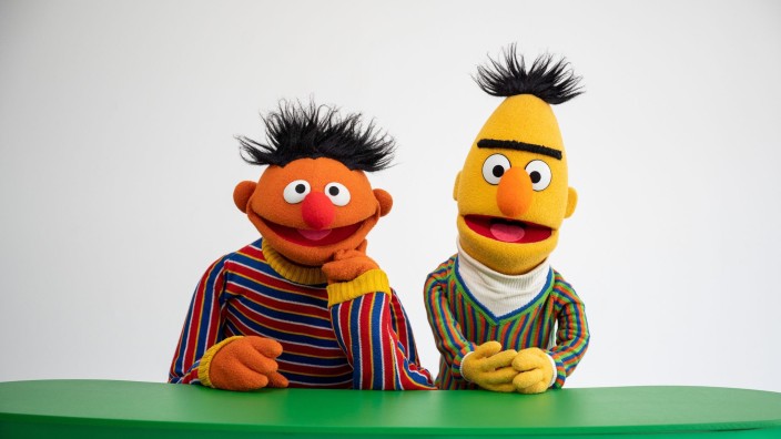 Medien - Hamburg: Die Figuren Ernie und Bert aus der Sesamstraße. Foto: Daniel Reinhardt/dpa/Archivbild