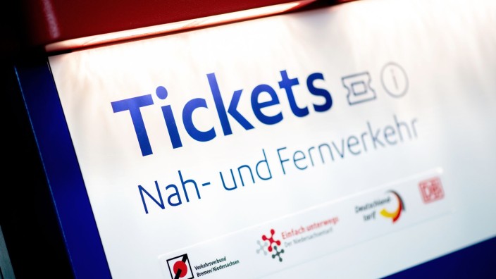 Verbraucher - Berlin: Ein Ticketautomat für Fahrkarten im Nah- und Fernverkehr steht im Hauptbahnhof. Foto: Hauke-Christian Dittrich/dpa