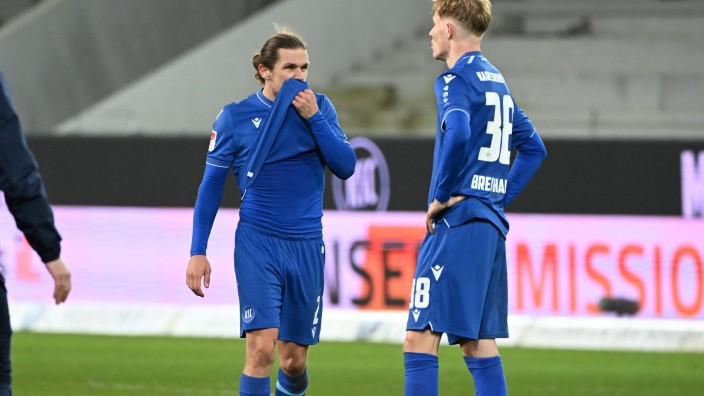 Fußball - Karlsruhe: Die beiden Karlsruher Sebastian Jung (l) und Tim Breithaupt nach der Niederlage auf dem Platz. Foto: Uli Deck/dpa