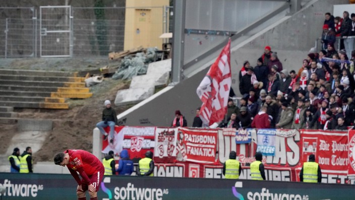 Fußball - Darmstadt: Regensburgs Konrad Faber enttäuscht nach der Niederlage gegen Darmstadt. Foto: Hasan Bratic/dpa