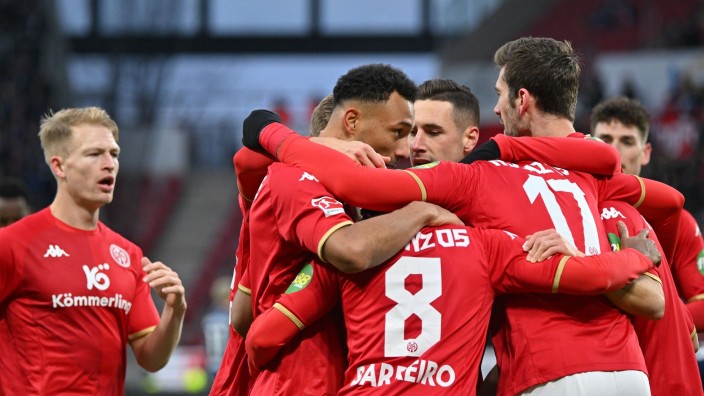 Fußball - Mainz: Der Mainzer Karim Onisiwo jubelt mit seinen Mitspielern nach seinem Treffer zum 4:0. Foto: Torsten Silz/dpa