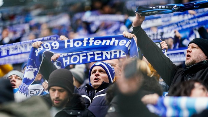 Fußball - Sinsheim: Hoffenheimer Fans halten ihre Fanschals in die Höhe. Foto: Uwe Anspach/dpa