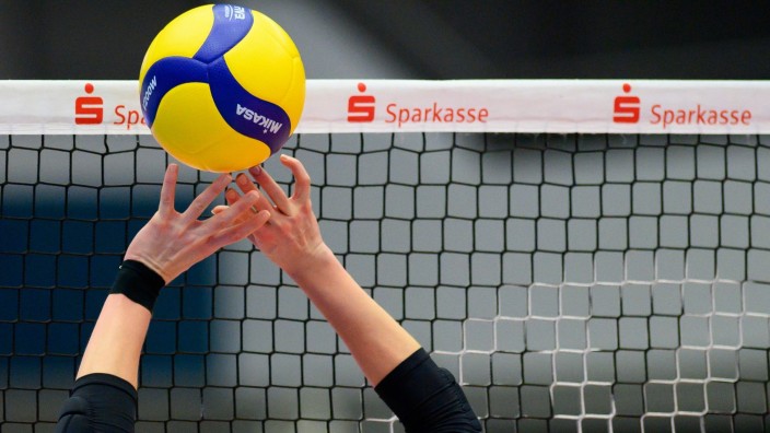 Volleyball - Neuwied: Hände am Ball. Foto: Robert Michael/dpa-Zentralbild/dpa/Symbolbild
