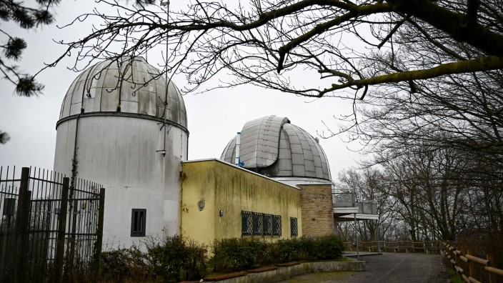 Wissenschaft - Berlin: Die Kuppeln der Wilhelm-Foerster-Sternwarte sind auf dem Insulaner in Berlin-Schöneberg zu sehen. Foto: Jens Kalaene/dpa/Archivbild