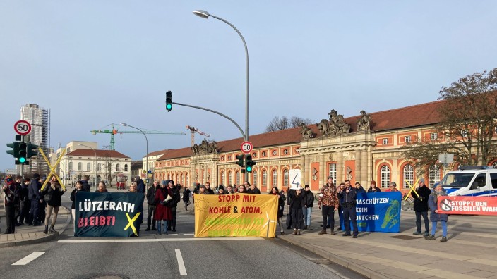 Klima - Potsdam: Aus Protest gegen die Räumung des Dorfes Lützerath haben Klimaaktivisten in Potsdam kurzzeitig den Verkehr blockiert. Foto: Klaus Peters/dpa /dpa/Archivbild