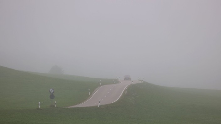 Wetter - Offenbach am Main: Ein Auto fährt durch die nebelverhangene Landschaft. Foto: Karl-Josef Hildenbrand/dpa/Symbolbild
