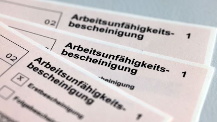 Gesundheit - Frankfurt am Main: Arbeitsunfähigkeitsbescheinigungen für Arbeitnehmer im Falle einer Krankschreibung durch den Arzt liegen auf einem Tisch. Foto: Jens Büttner/dpa-Zentralbild/dpa/Archivbild