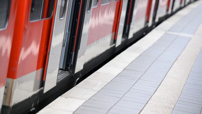 Verkehr - Elsdorf: Eine S-Bahn steht mit geöffneten Türen an einem Bahnsteig. Foto: Jonas Walzberg/dpa/Symbolbild