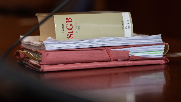 Prozesse - Coburg: Das Strafgesetzbuch und Akten liegen in einem Gericht auf dem Tisch. Foto: Swen Pförtner/dpa/Symbolbild