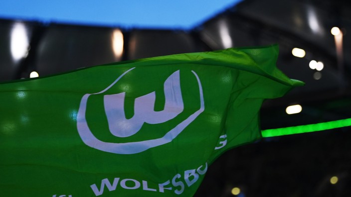 Fußball - Berlin: Das Logo des VfL Wolfsburg ist auf einer Flagge im Stadion zu sehen. Foto: Swen Pförtner/dpa/Archivbild