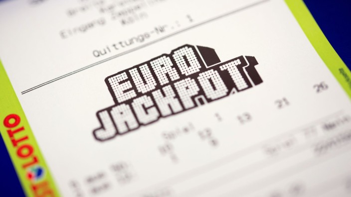 Glücksspiele - Münster: Ein ausgedrucktes Eurojackpot-Los liegt in einer Lotto-Annahmestelle. Foto: Thomas Banneyer/dpa/Symbolbild