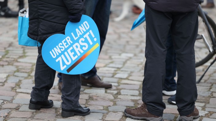 Parteien - Erfurt: Transparente mit der Aufschrift "Unser Land zuerst" werden bei einer Wahlkampfveranstaltung der AfD gezeigt. Foto: Joerg Carstensen/dpa/Archivbild