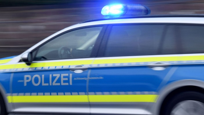 Kriminalität - Hamburg: Ein Streifenwagen fährt mit eingeschaltetem Blaulicht. Foto: Carsten Rehder/dpa/Symbolbild