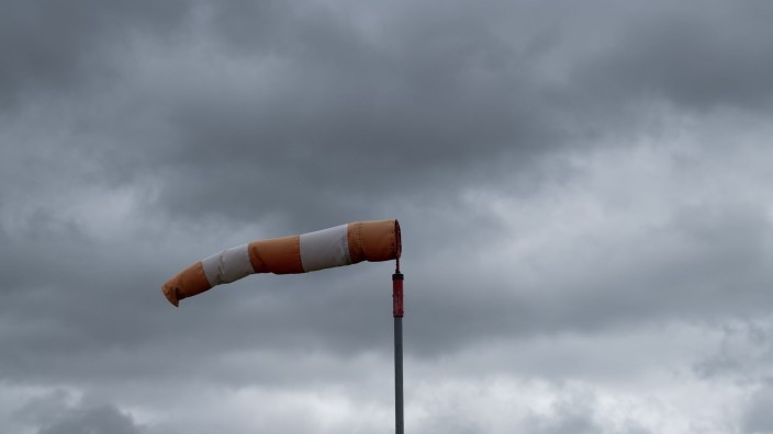 Verkehr - München: Ein Windsack weht bei stürmischem Wetter im Wind. Foto: Silas Stein/dpa/Symbolbild