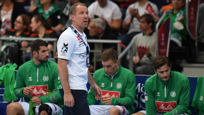 Handball - Minden: Mindens Trainer Frank Carstens steht am Spielfeldrand. Foto: Swen Pförtner/dpa/Archivbild