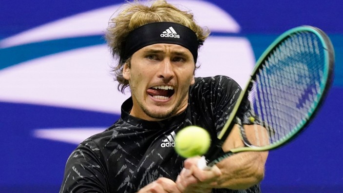Tennis - Trier: Alexander Zverev retourniert einen Ball. Foto: Elise Amendola/AP/dpa