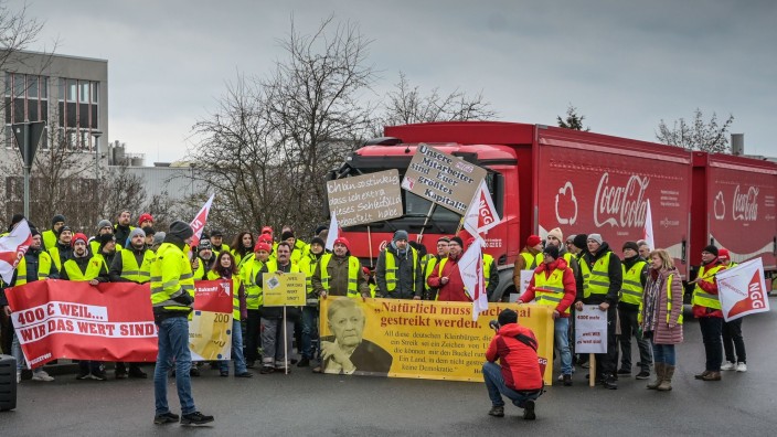 Tarife - Halle (Saale): Mitarbeiter von Coca Cola streiken. Foto: Heiko Rebsch/dpa