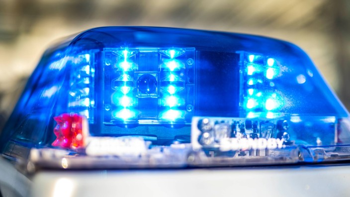 Verkehr - Metz: Ein Blaulicht leuchtet auf dem Dach eines Polizeiwagens. Foto: David Inderlied/dpa/Symbolbild