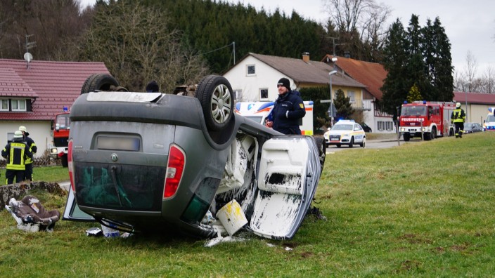 Unfälle - Bad Wurzach: Ein Polizist steht an einer Unfallstelle. Foto: David Pichler/TNN/dpa/Archivbild