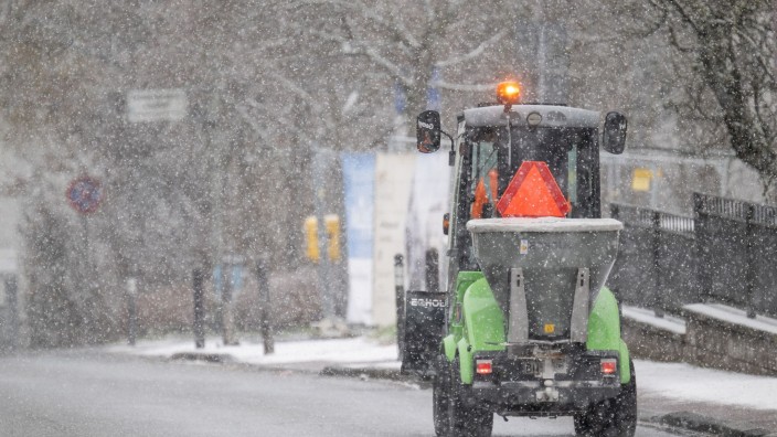 Wetter - Offenbach am Main: Ein kleiner Streuwagen fährt durch den Schnee. Foto: Sebastian Gollnow/dpa/Archivbild