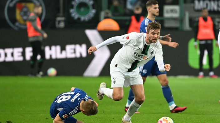 Fußball - Mönchengladbach: Schalkes Jere Uronen und Mönchengladbachs Christoph Kramer kämpfen um den Ball. Foto: Federico Gambarini/dpa
